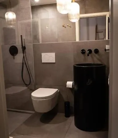 Woodwood Near Airport Stuttgart דירה